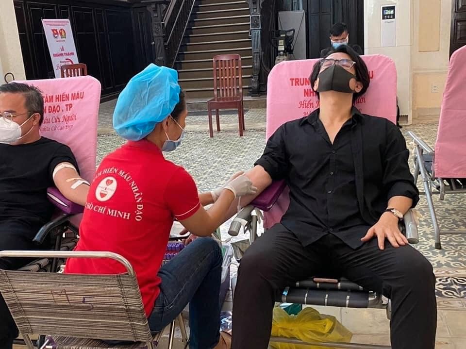Netizen phát hiện Hà Anh Tuấn lặng lẽ đi hiến máu nhân đạo