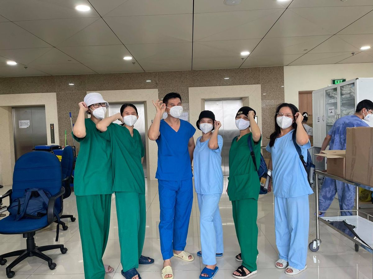 Nữ chiến binh áo xanh cạo trọc đầu,