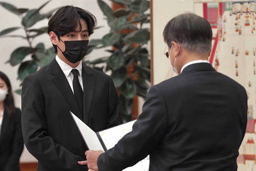 V (BTS) được Nhà xanh Hàn quốc trao chứng nhận ‘Vua cháy hàng’