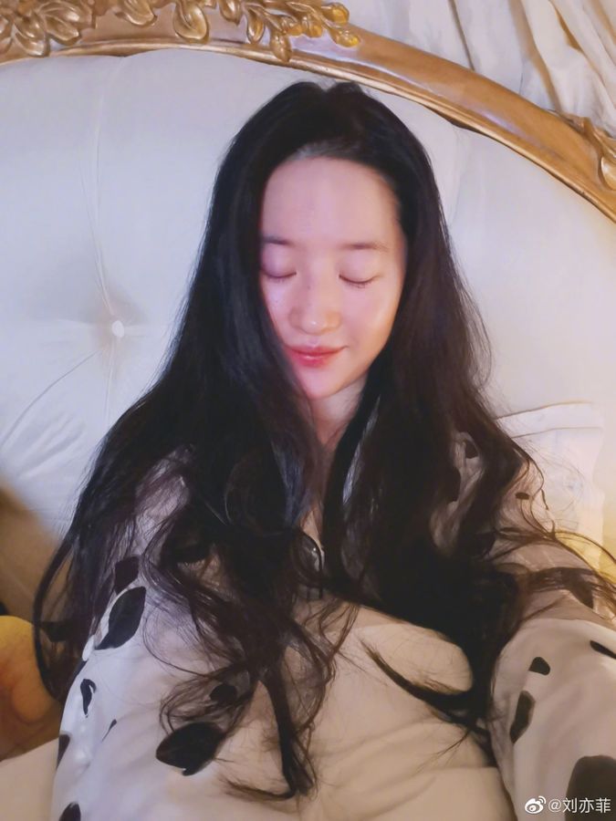 Lưu Diệc Phi mặc đồ ngủ khoe mặt mộc, netizen góp ý cách ‘tự sướng’