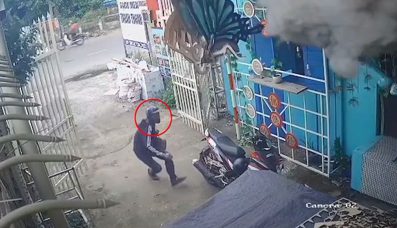 Tên trộm thụt thò bất lực khi bẻ khóa xe máy