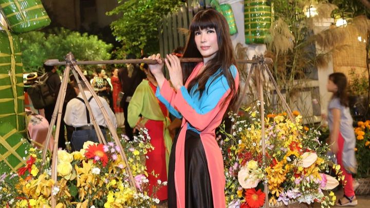 Ca sĩ U60 Nhật Hạ