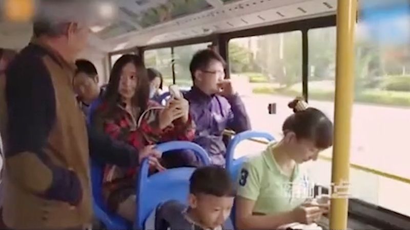 'Ai nên nhường ghế ai?'- Ảnh 2. Cụ ông IQ 2.000 với tuyệt chiêu nhường ghế xe buýt