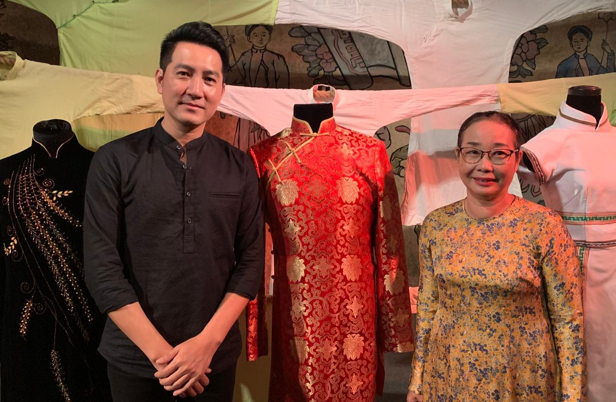 Ca sĩ Nguyễn Phi Hùng tặng áo dài cho bảo tàng