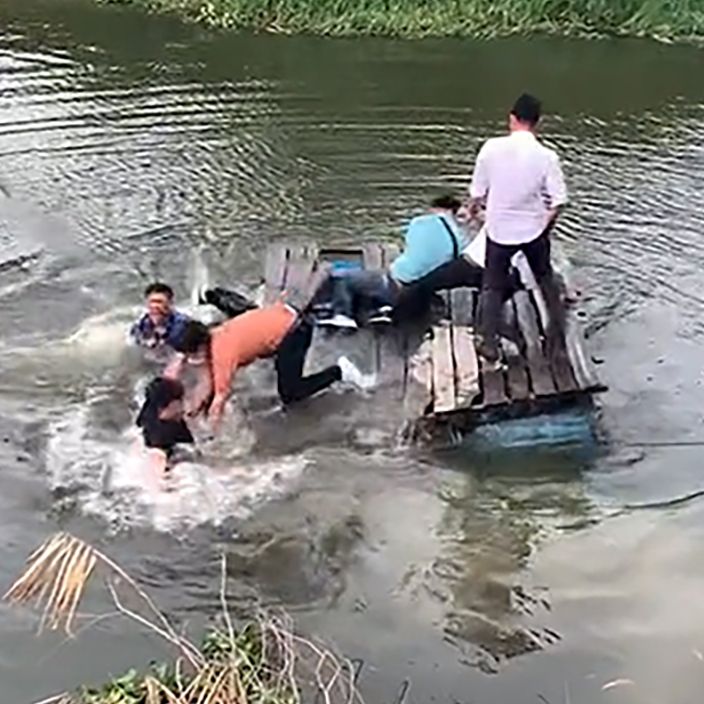 Cả đám ngã xuống sông khi đi bè tự chế