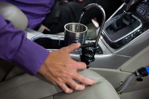 Nước sạch được chảy qua một vòi nhỏ gắn trong cabin xe - Ảnh: NYTimes