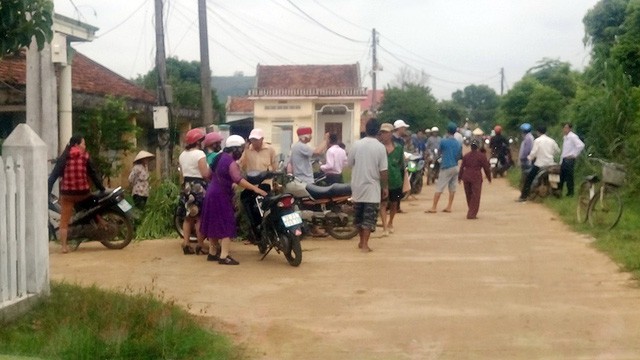 Trưởng thôn ngại xin lỗi vì lỡ chặn xe cưới đòi nợ - Ảnh 1.