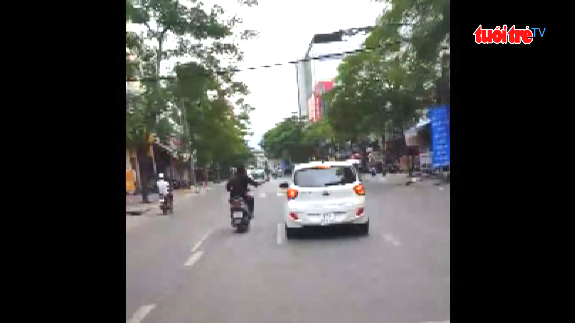 Truy xét người đi xe máy dùng mã tấu chém hàng loạt kính ô tô đang chạy