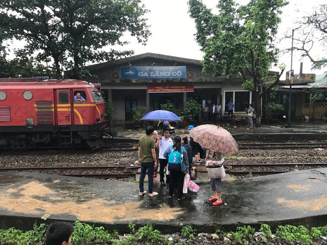 Thông đường sắt Bắc Nam sau gần 9 tiếng ách tắc - Ảnh 1. Thông đường sắt Bắc Nam sau gần 9 tiếng ách tắc - Ảnh 1.