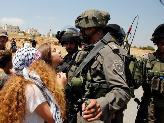 Israel bắt cô gái Palestine vì tát binh sĩ - Ảnh 1.