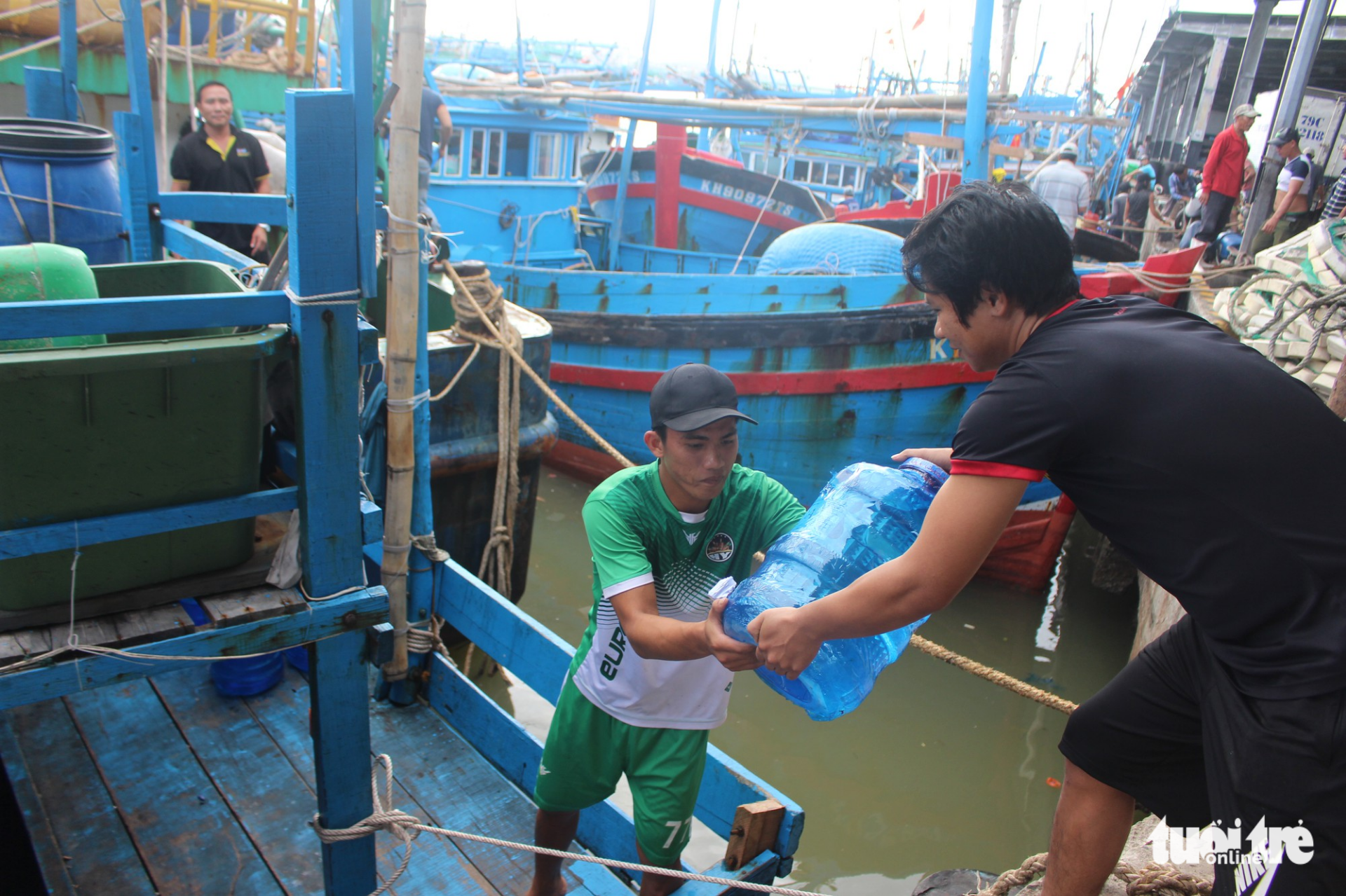 Gác nỗi buồn, ngư dân Khánh Hòa hối hả ra khơi - Ảnh 3.