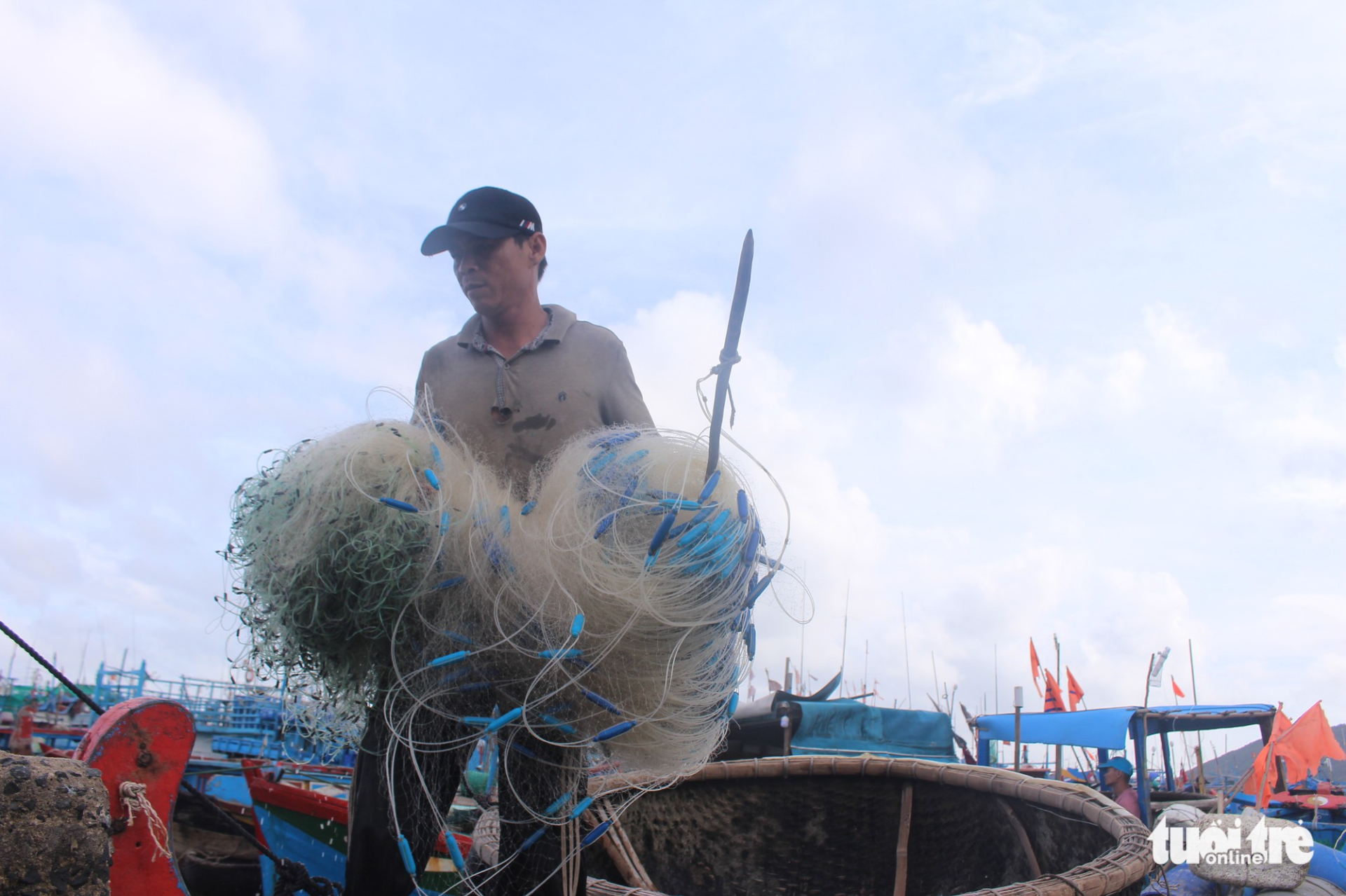 Gác nỗi buồn, ngư dân Khánh Hòa hối hả ra khơi - Ảnh 4.