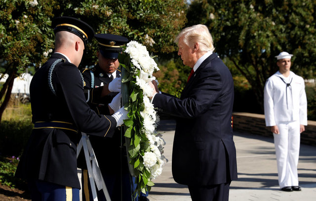 Tổng thống Trump đặt vòng hoa tại lễ tưởng niệm ở Lầu Năm Góc - Ảnh: Reuters