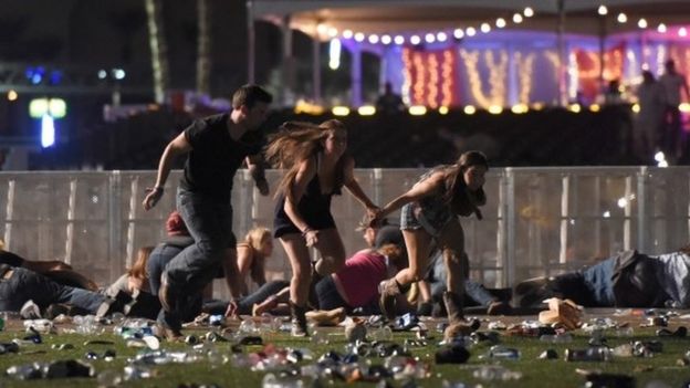 Người Mỹ bối rối về động cơ của hung thủ vụ xả súng Las Vegas - Ảnh 1.