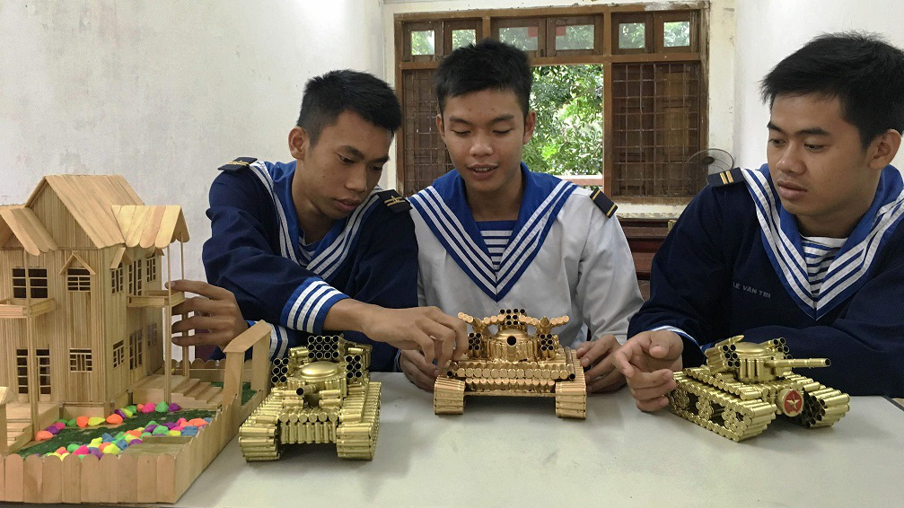 Lính tàu ngầm rèn thể lực- Ảnh 10. Quà tình yêu