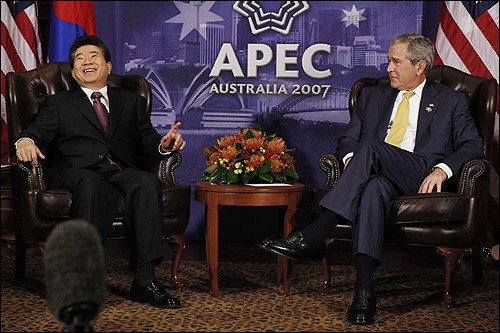 Những sự cố với lãnh đạo ở APEC - Ảnh 1.