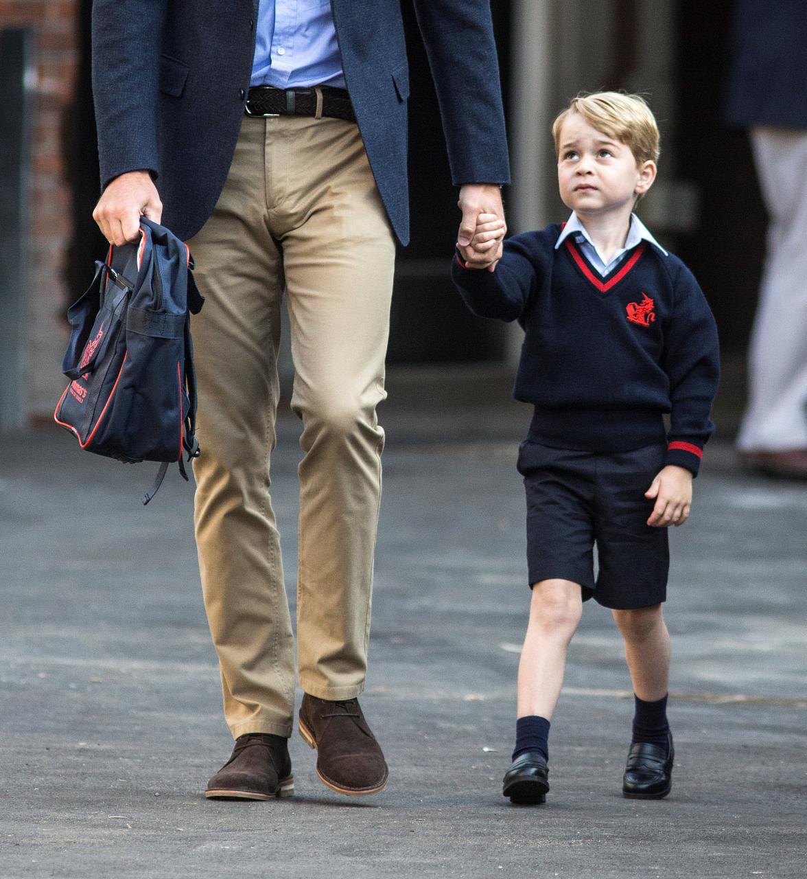 Ngày đầu đi học, Hoàng tử George căng thẳng nắm tay cha - Ảnh 3.