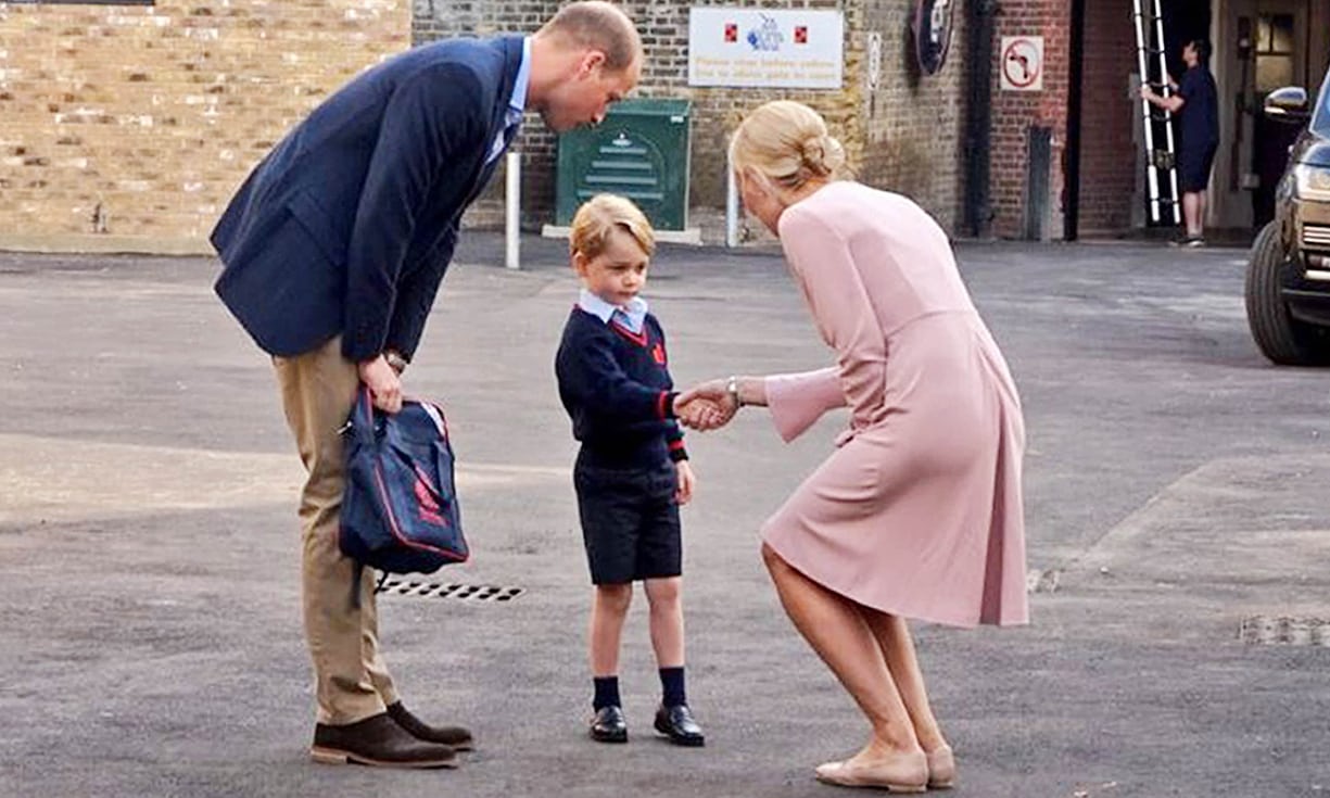 Ngày đầu đi học, Hoàng tử George căng thẳng nắm tay cha - Ảnh 4.