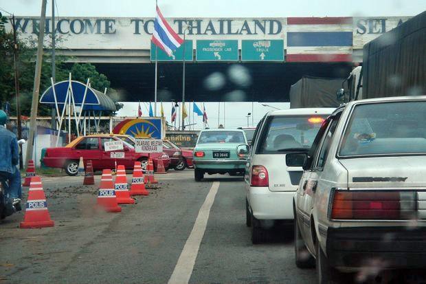 Các xe hơi từ Malaysia đang chuẩn bị vào Thái Lan qua một cửa khẩu - Ảnh: Bangkok Post