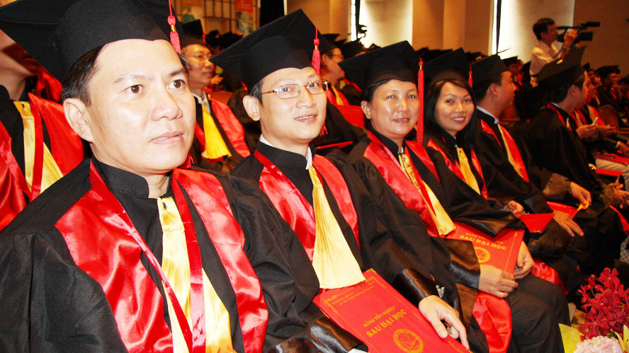 Đại học Quốc gia TP.HCM phong tặng tiến sĩ danh dự cho thống đốc một tỉnh của Hàn Quốc- Ảnh 2. Chỉ trao tặng giáo sư, tiến sĩ danh dự cho người nước ngoài