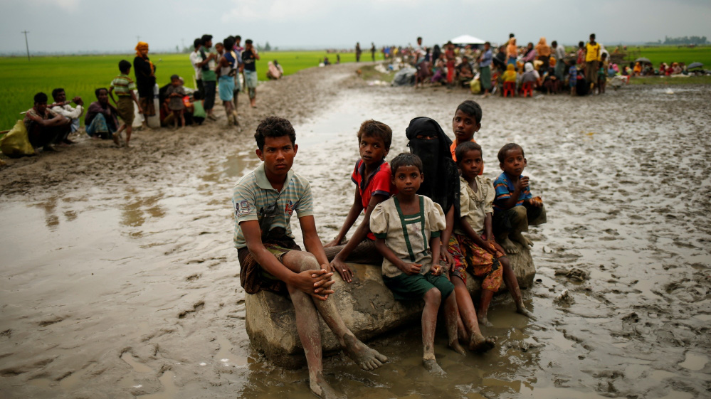Myanmar: Drone tấn công đoàn người tị nạn, hàng chục người tử vong- Ảnh 2. Dòng người Rohingya chạy sang biên giới Bangladesh vẫn tiếp tục kéo dài nhiều km