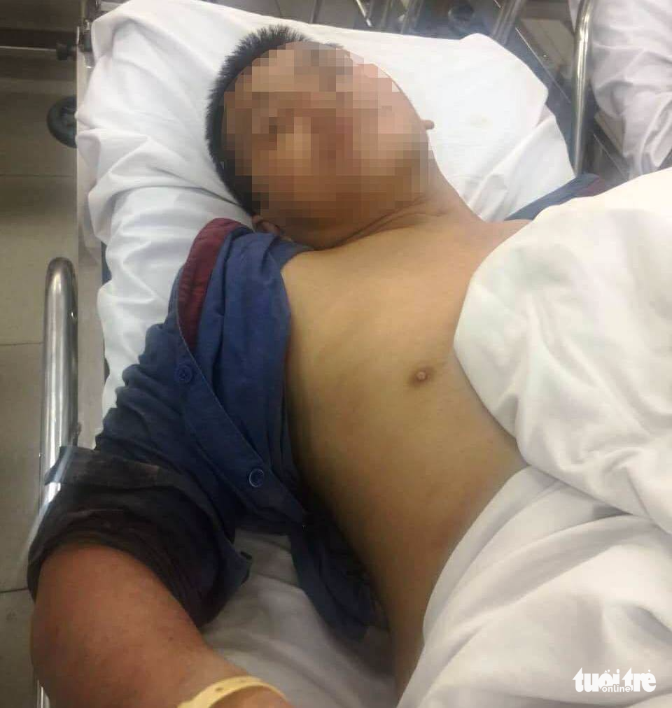 Một thanh niên trúng đạn khi rút dao chống trả công an - Ảnh 1.