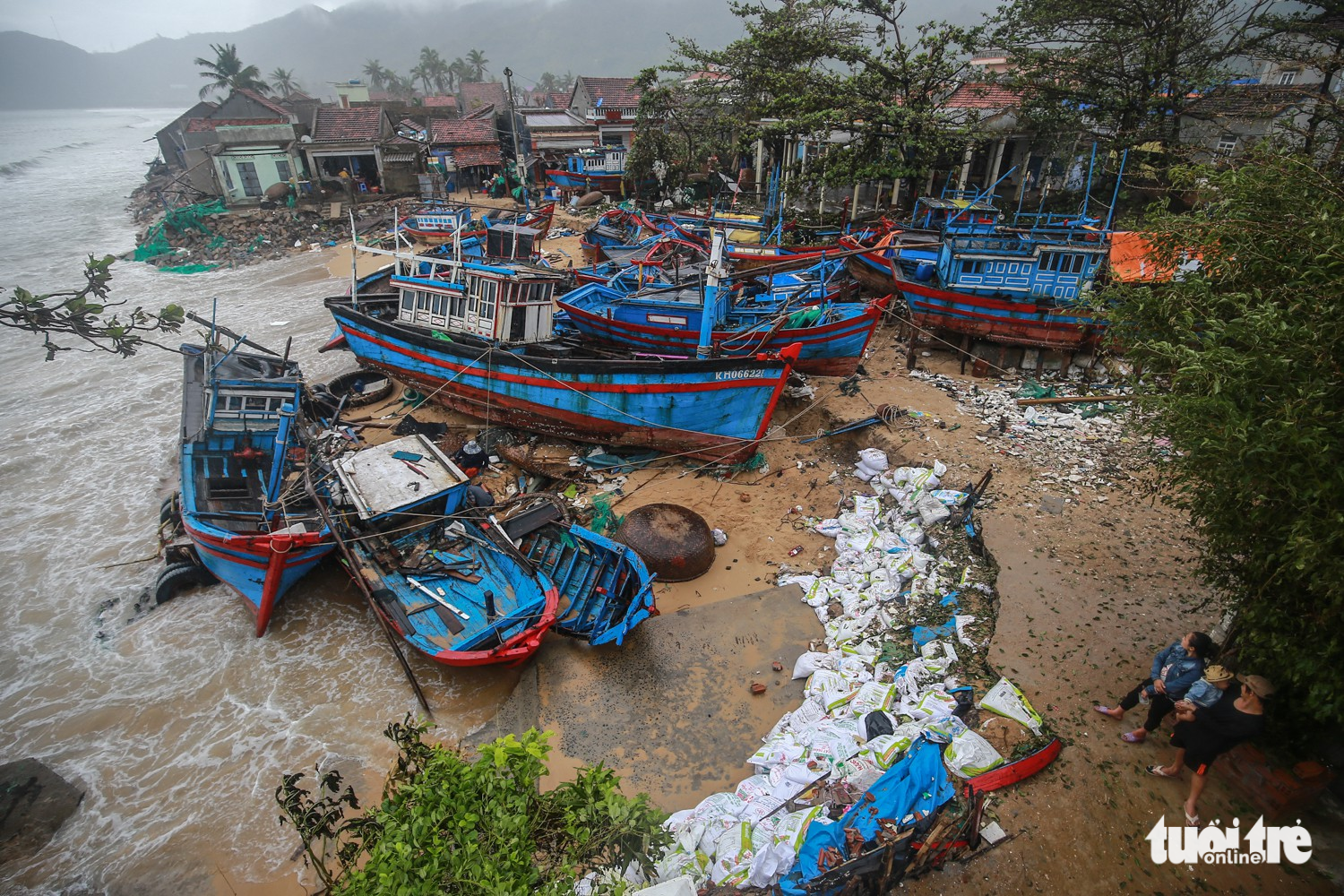 Làng chài kiệt quệ sau mưa bão - Ảnh 6.