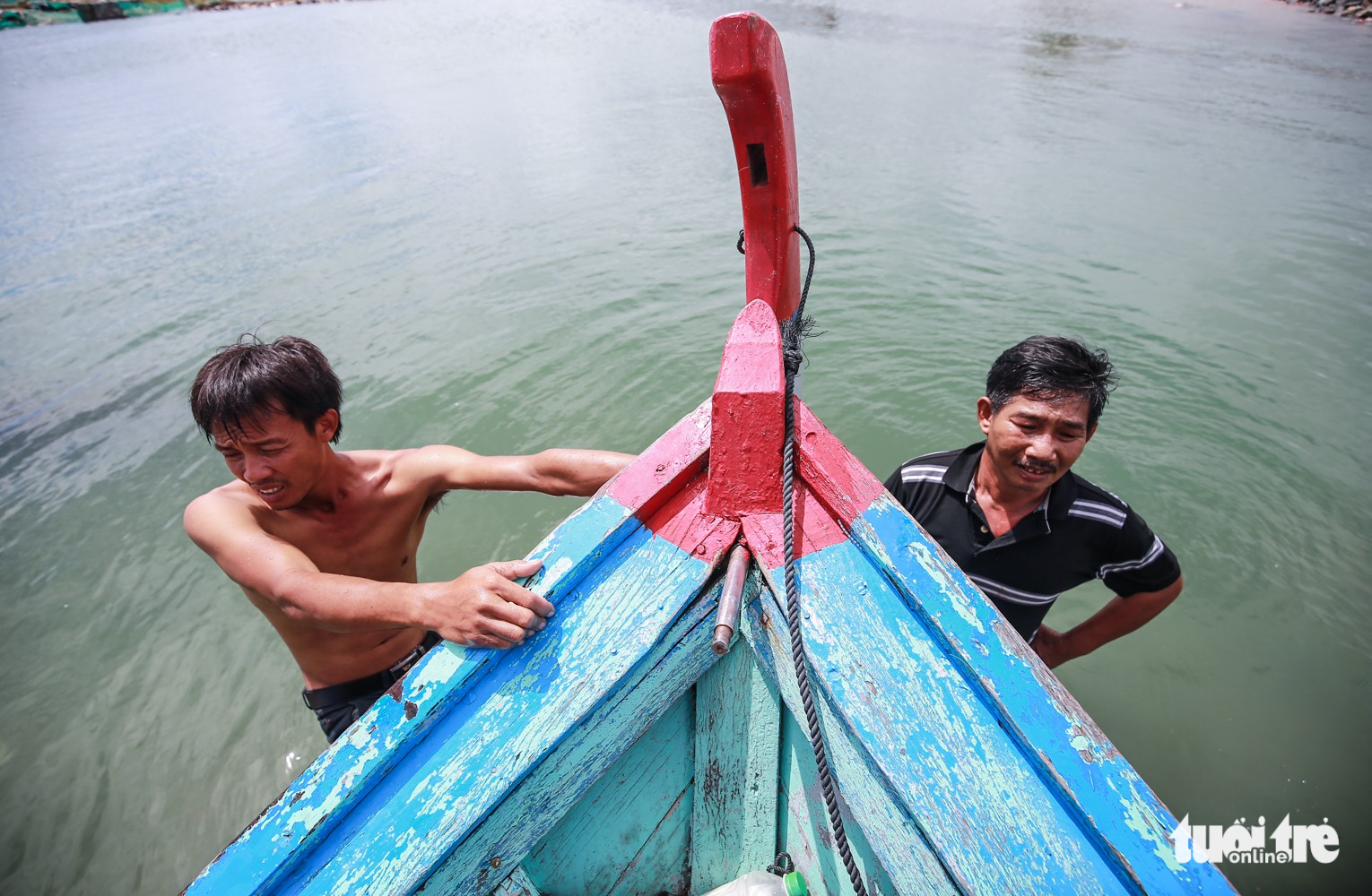 Làng chài kiệt quệ sau mưa bão - Ảnh 7.