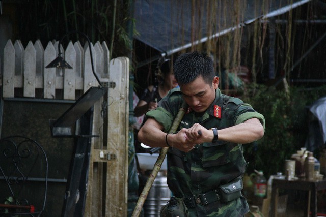 Điều 500 bộ đội khẩn trương dọn vệ sinh Hội An chuẩn bị APEC - Ảnh 14.
