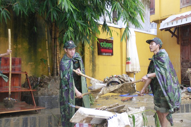Điều 500 bộ đội khẩn trương dọn vệ sinh Hội An chuẩn bị APEC - Ảnh 17.