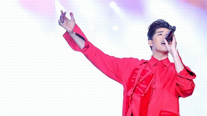 Noo Phước Thịnh tự làm MC, hát live trước 20.000 khán giả