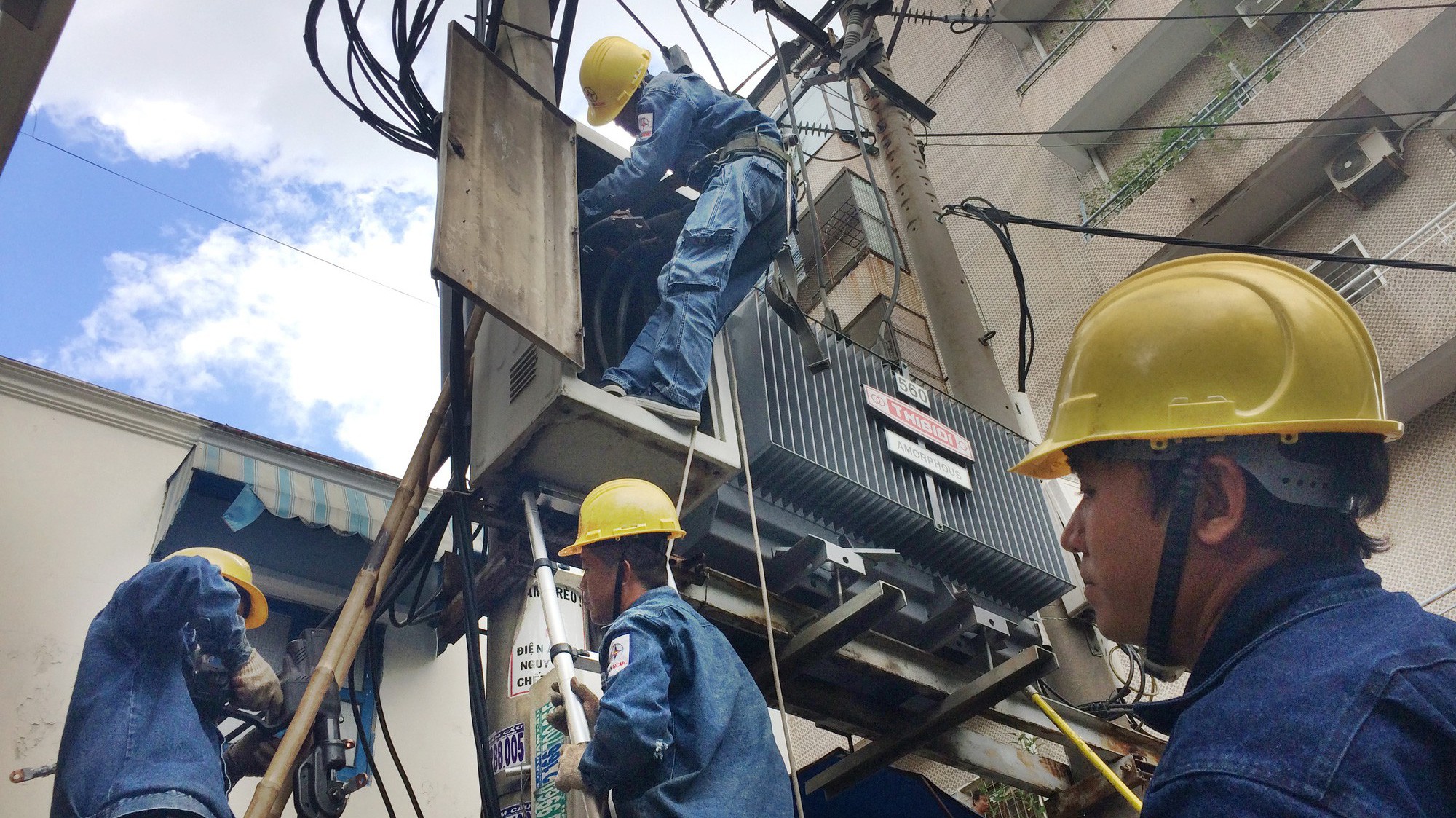 Sao lại tăng giá điện vào cuối năm?