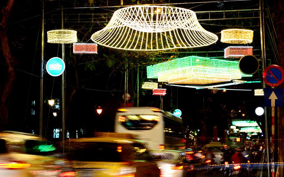 Tết này, đường phố Hà Nội sẽ được trang trí hiện đại, thanh lịch hơn?- Ảnh 8. Trang trí đèn đường phố cần hạn chế bớt nhà tài trợ