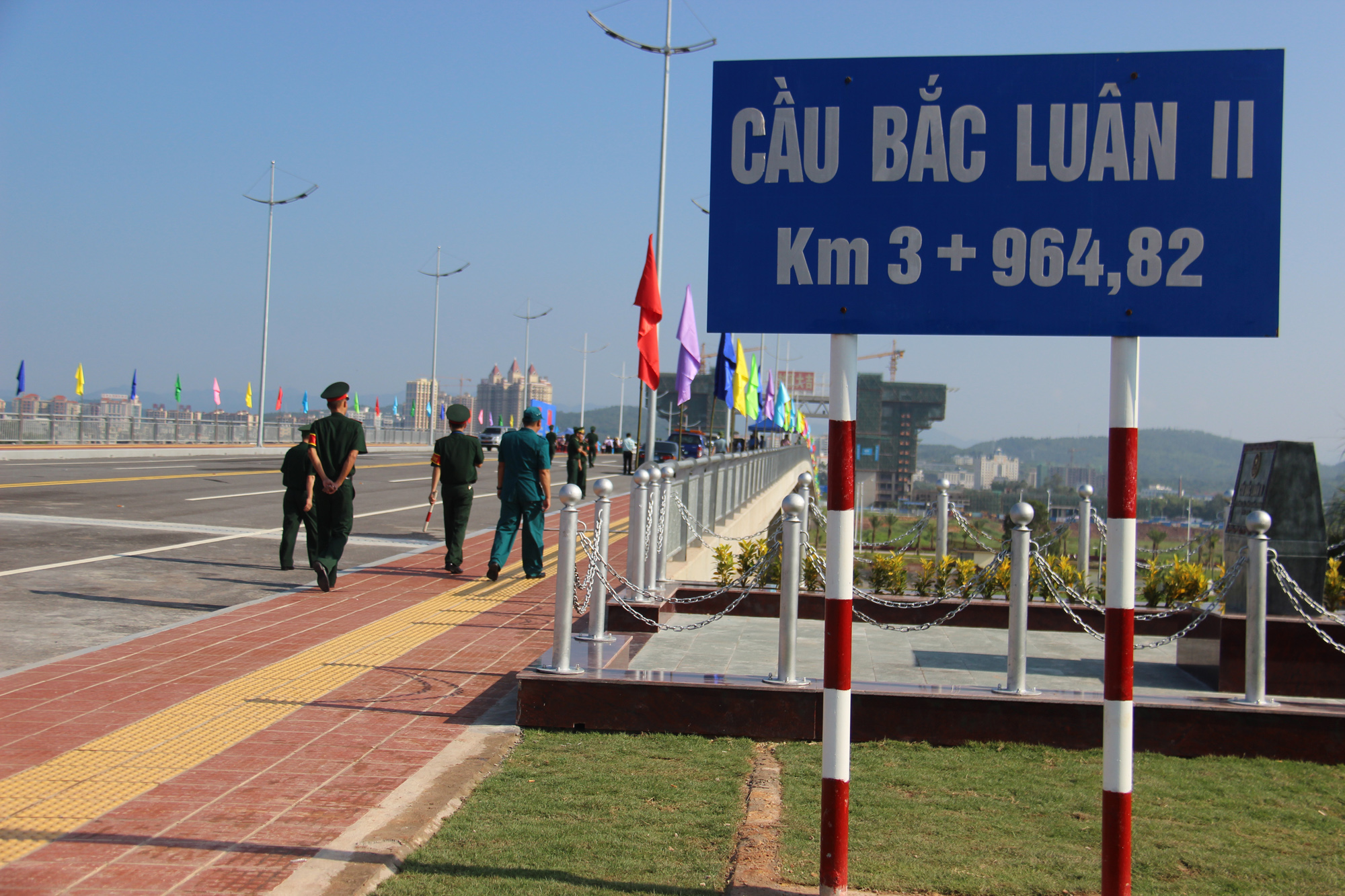 Khánh thành cầu Bắc Luân 2 nối Việt Nam - Trung Quốc - Ảnh 1.