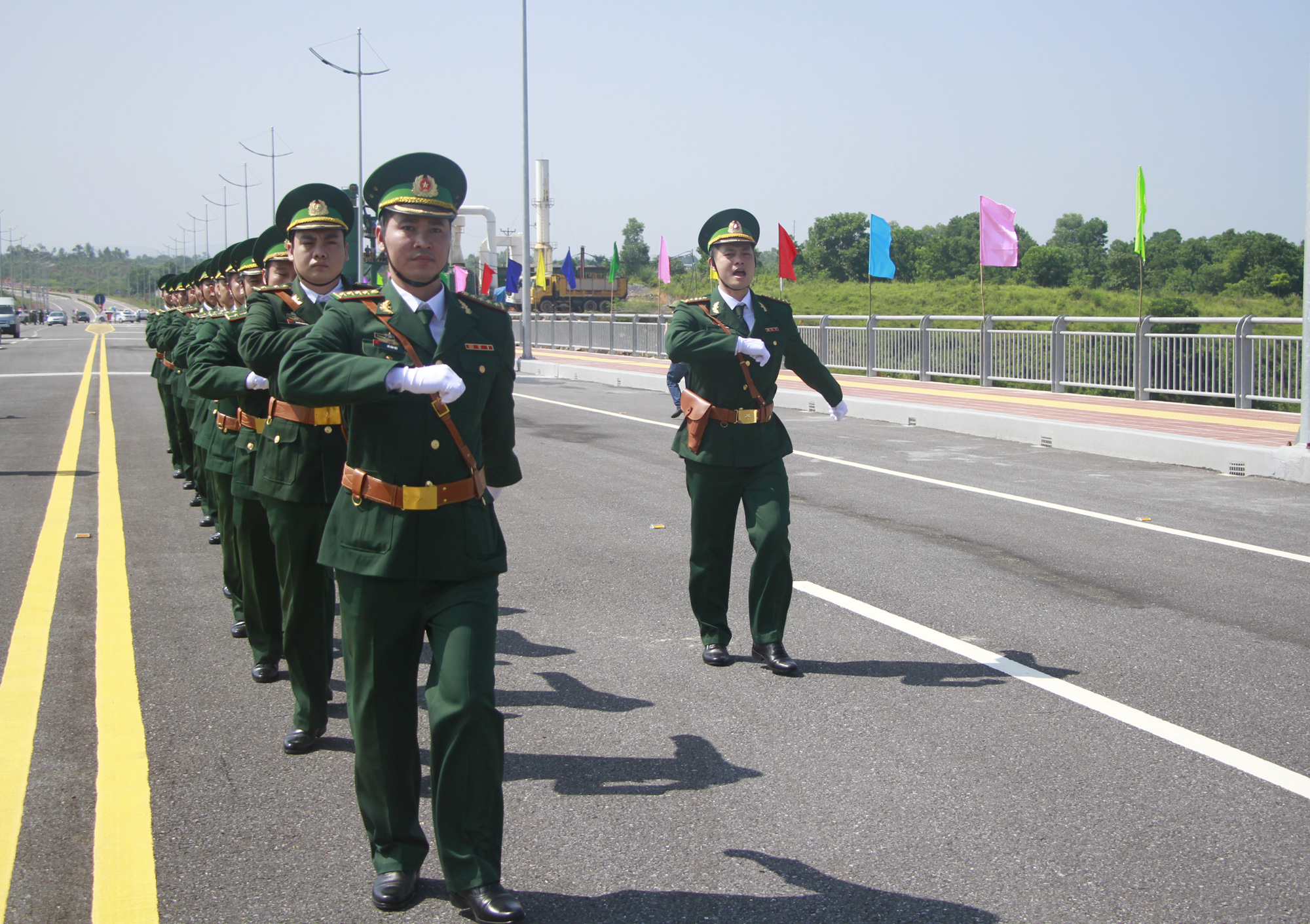 Khánh thành cầu Bắc Luân 2 nối Việt Nam - Trung Quốc - Ảnh 2.