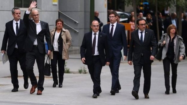 8 cựu quan chức Catalonia bị bắt tạm giam - Ảnh 1.
