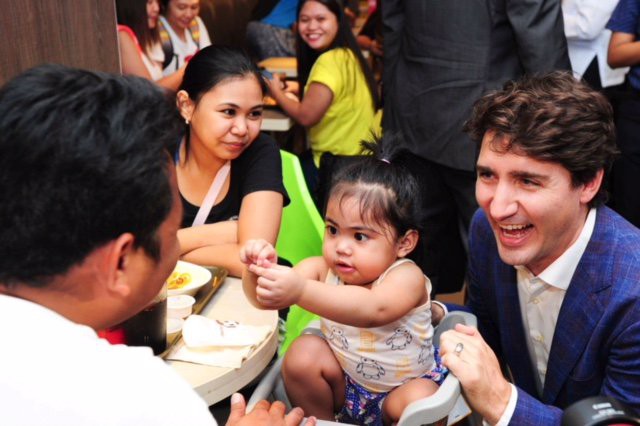 Thủ tướng Canada lại tung chiêu lấy lòng dân Philippines - Ảnh 2.