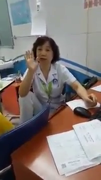 Nữ bác sĩ gác chân lên ghế đôi co với người nhà bệnh nhi - Ảnh 1. Nữ bác sĩ gác chân lên ghế đôi co với người nhà bệnh nhi - Ảnh 1.
