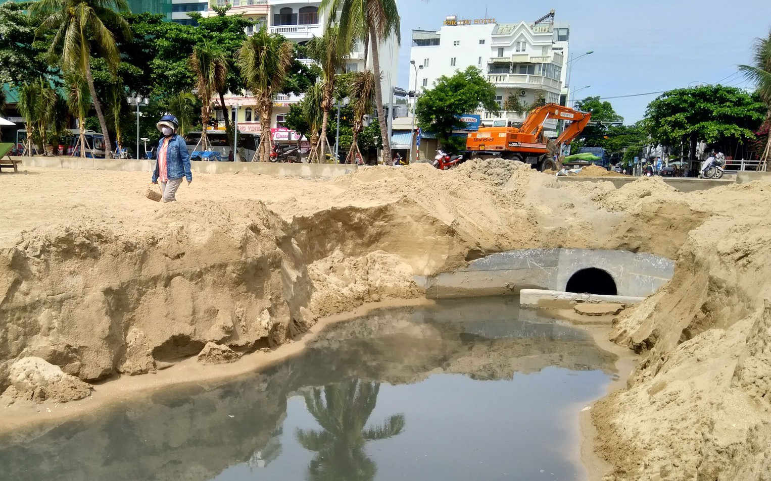 Tắm biển Hòn Chồng Nha Trang dân kêu bị mẩn ngứa, vì sao?- Ảnh 5. Nước thải xả thẳng xuống vịnh Nha Trang