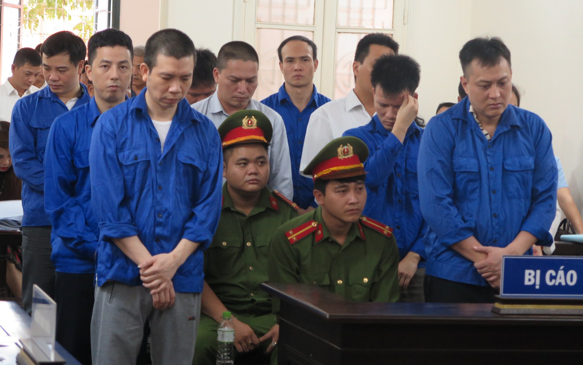 Giám đốc phòng giao dịch ngân hàng lừa đảo người dân 14 tỉ đồng- Ảnh 3.