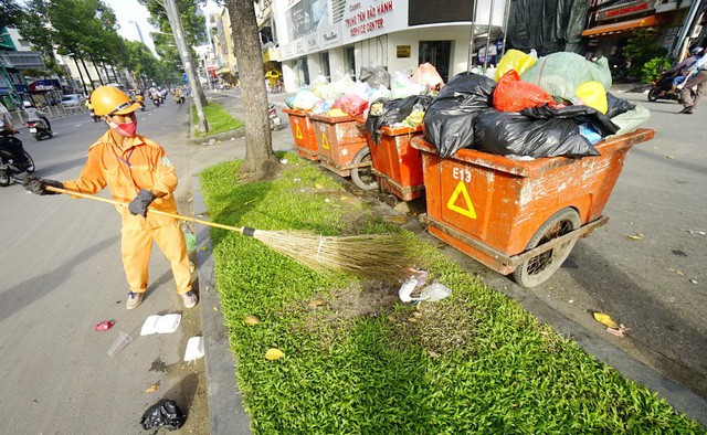 Khổ như nữ công nhân vệ sinh - Ảnh 2. Khổ như nữ công nhân vệ sinh - Ảnh 2.