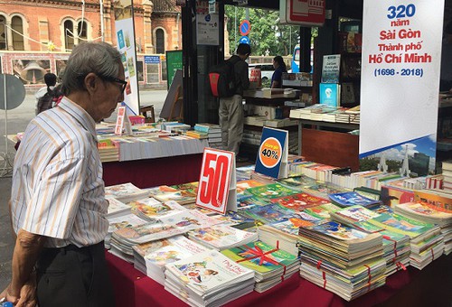 Nhiều đầu sách hay được giảm giá sâu trong Tuần lễ sách hay 2018 - Ảnh 1. Nhiều đầu sách hay được giảm giá sâu trong Tuần lễ sách hay 2018 - Ảnh 1.