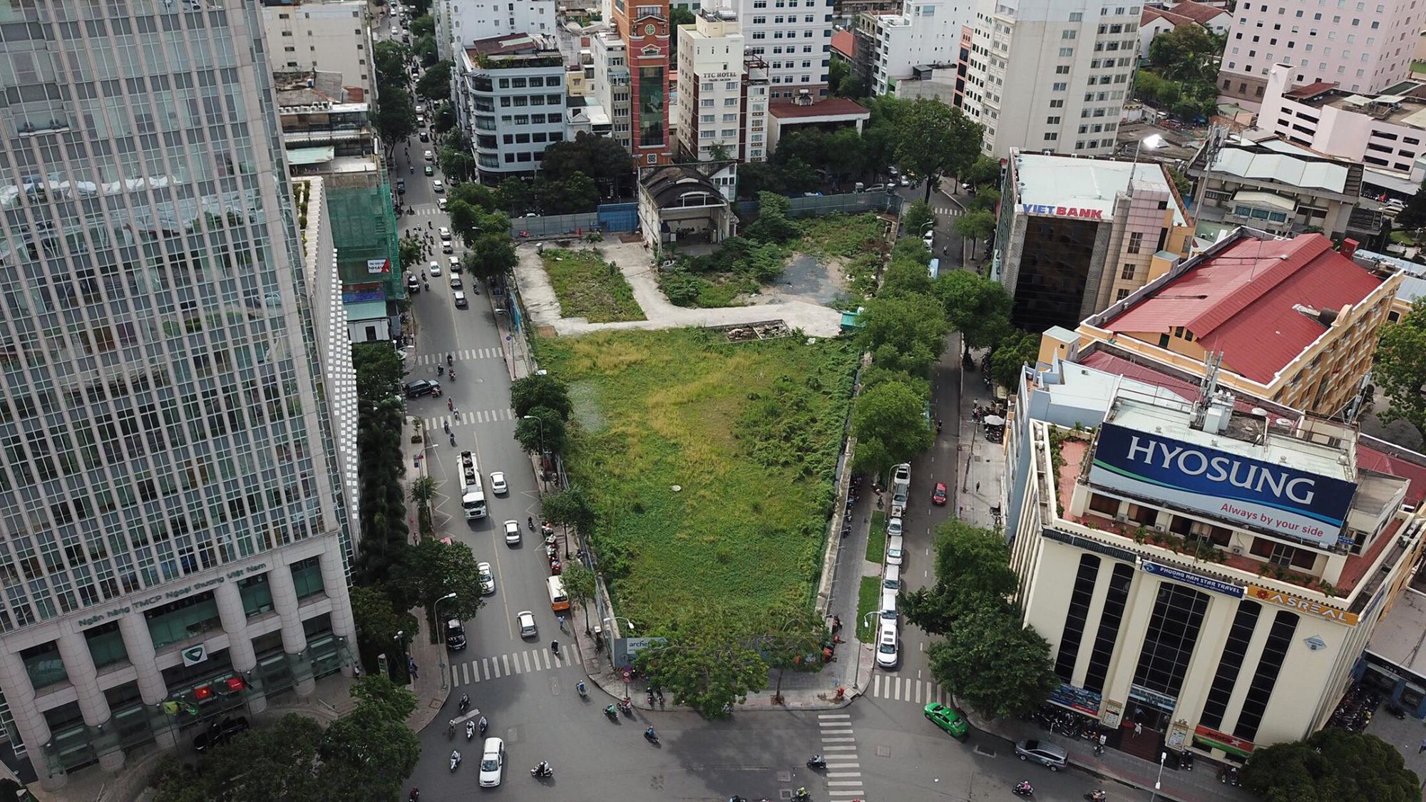 Ông Nguyễn Hữu Tín và 4 bị can bị khởi tố liên quan khu đất vàng 6.000m2 - Ảnh 1. Ông Nguyễn Hữu Tín và 4 bị can bị khởi tố liên quan khu đất vàng 6.000m2 - Ảnh 1.