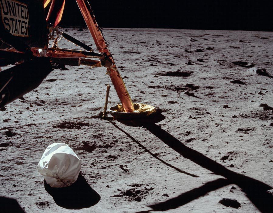 Neil Armstrong vứt phân trên mặt trăng và những chuyện chưa kể - Ảnh 4.