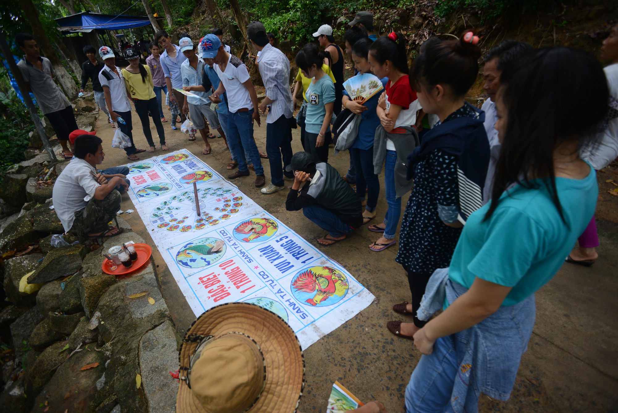 Bài bạc gây nghiện không chừa ai, chớ coi thường - Ảnh 1. Bài bạc gây nghiện không chừa ai, chớ coi thường - Ảnh 1.
