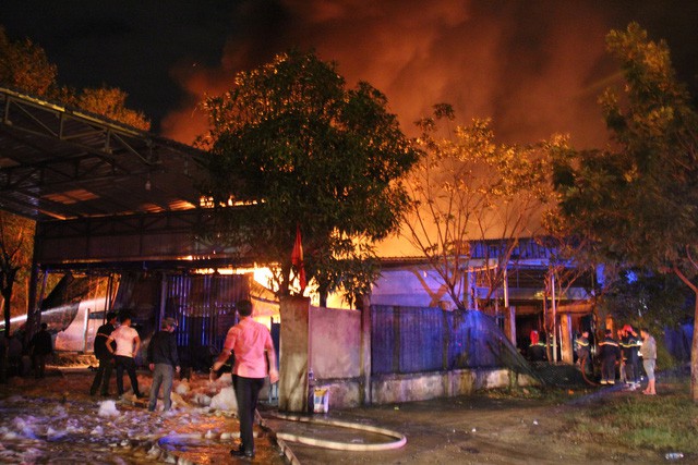 Cháy lớn tại Khu công nghiệp Hòa Cầm, Đà Nẵng - Ảnh 1.