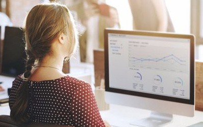 Con ồn ào chạy nhảy, sao mẹ vẫn thản nhiên bàn công chuyện- Ảnh 4. Giải pháp ‘sống sót’ nơi công sở ồn ào
