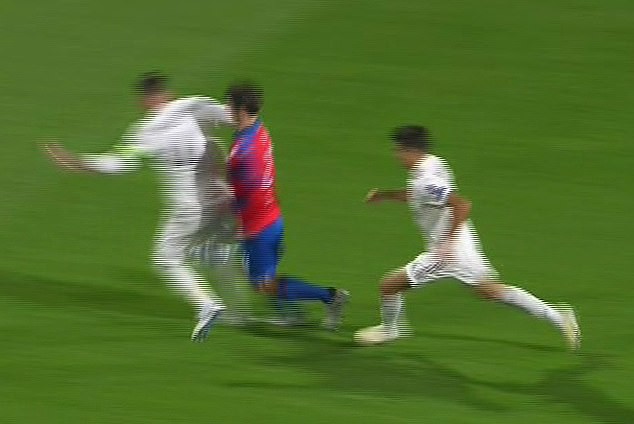 Dân mạng kêu gọi cấm Ramos thi đấu vì hành vi chơi xấu - Ảnh 3. Dân mạng kêu gọi cấm Ramos thi đấu vì hành vi chơi xấu - Ảnh 3.