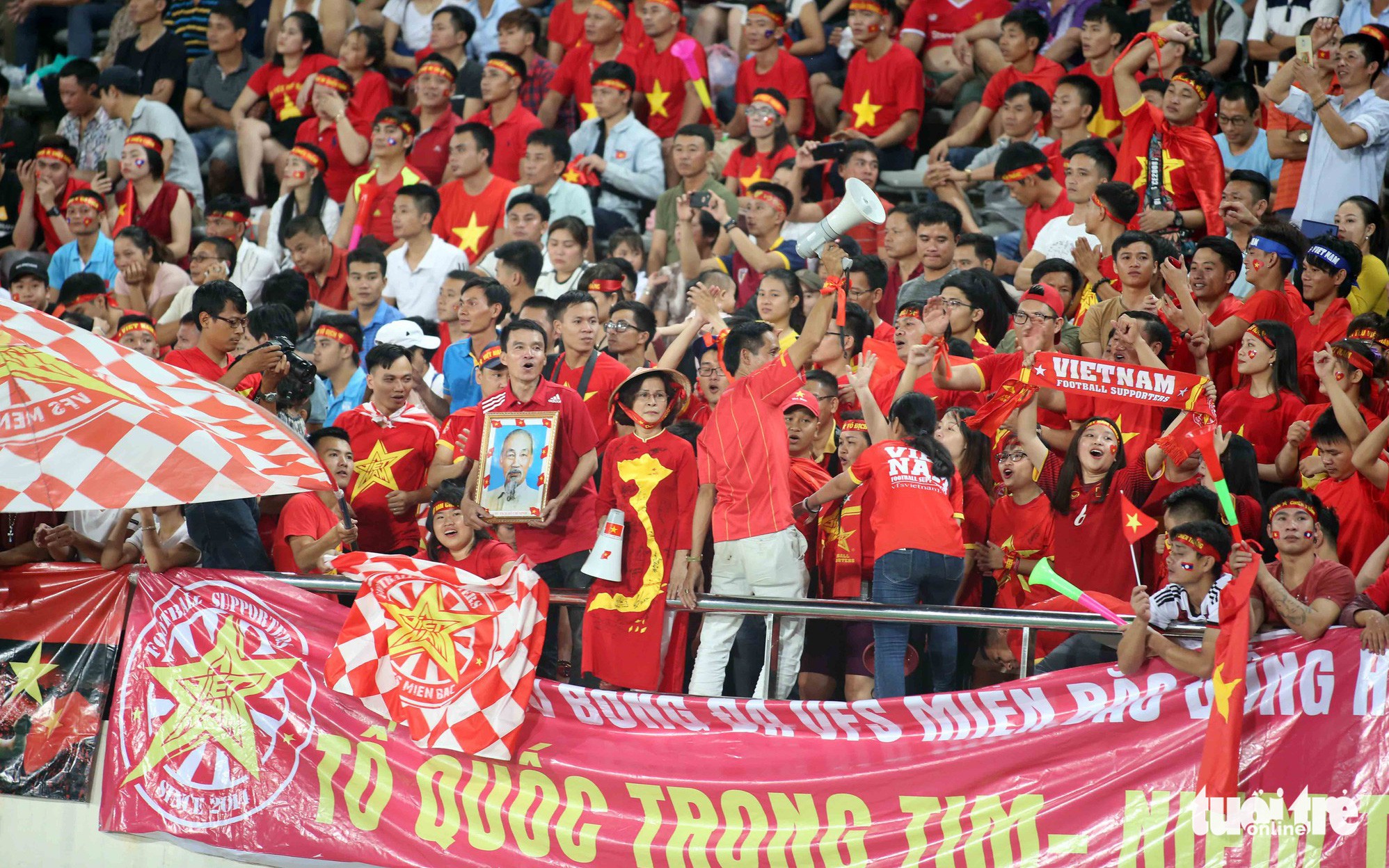 CĐV Việt Nam nhuộm đỏ sân vận động quốc gia Lào