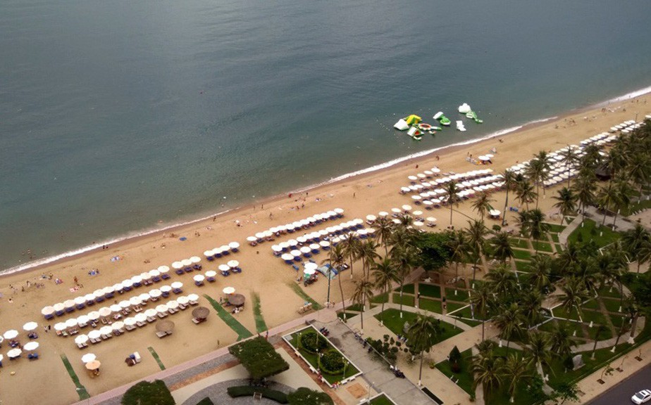 Giảm đặt dù trên bãi biển Nha Trang